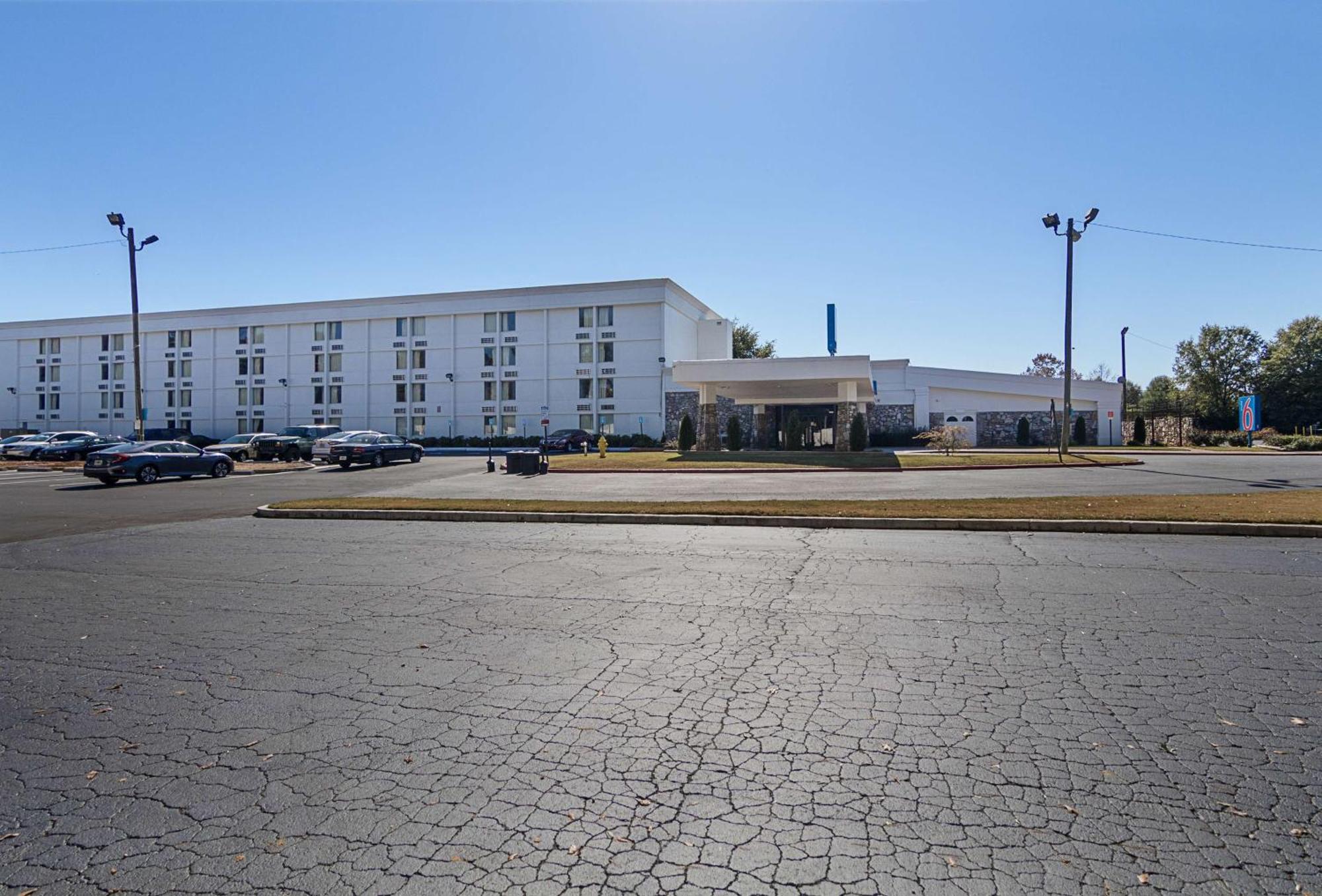 4 Budget Hotels Near Zoo Atlanta That Deliver Real Value