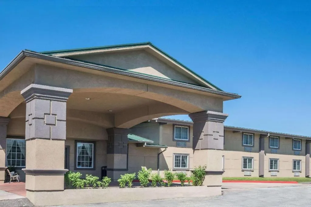 Staying in Texas: 4 Super 8 by Wyndham Hotels Compared