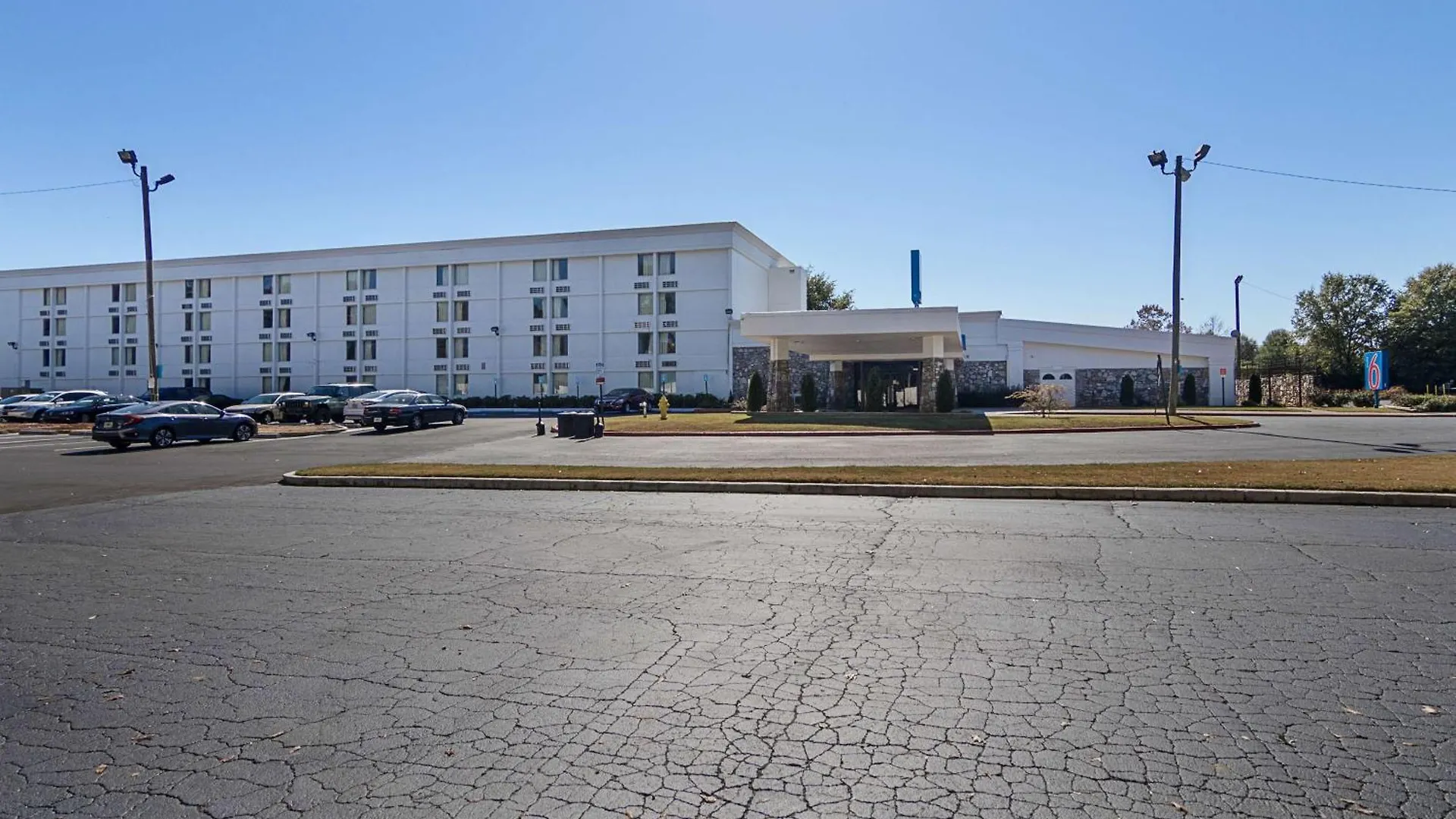 4 Budget Hotels Near Zoo Atlanta That Deliver Real Value
