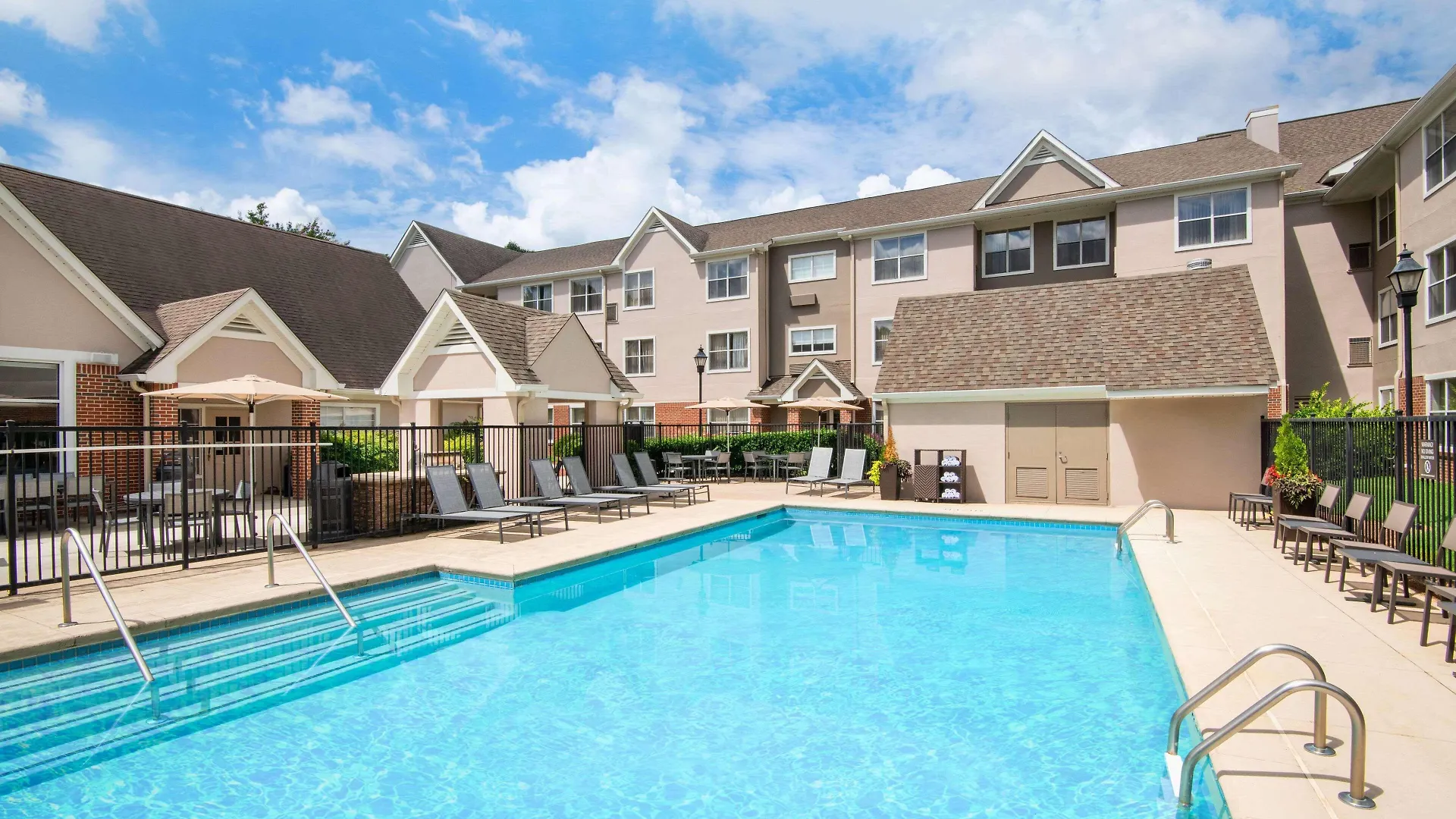7 Business Hotels Near Wade Green Crossing for Easy Access